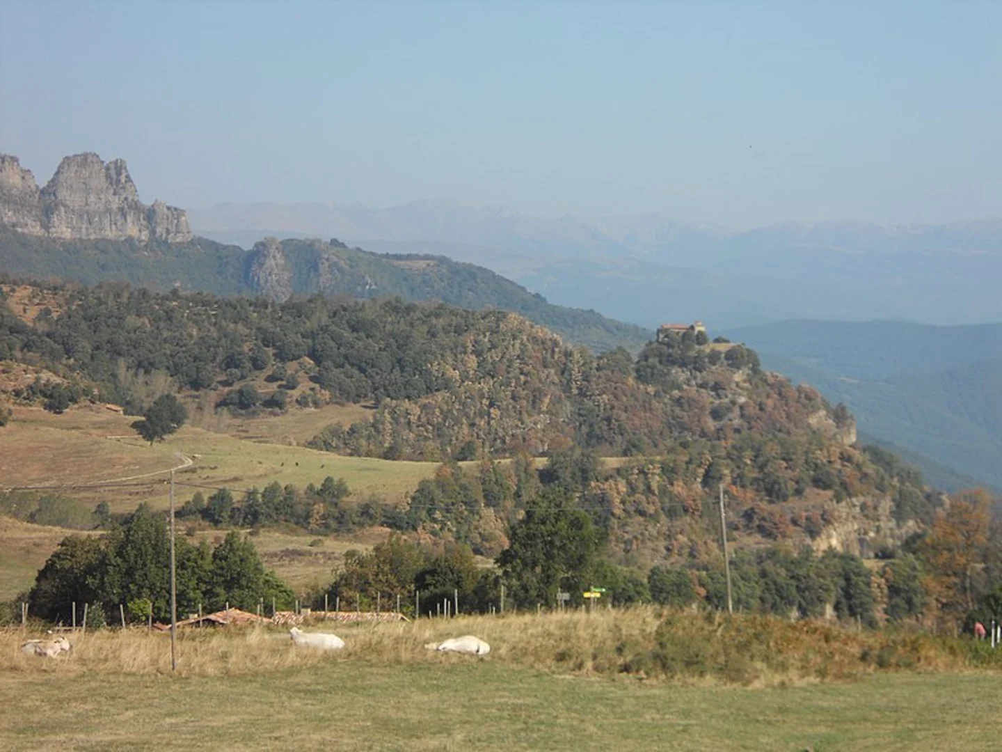 An image depicting the trail Girona - Sant Marti Vell PR C 195 and its surrounding area.