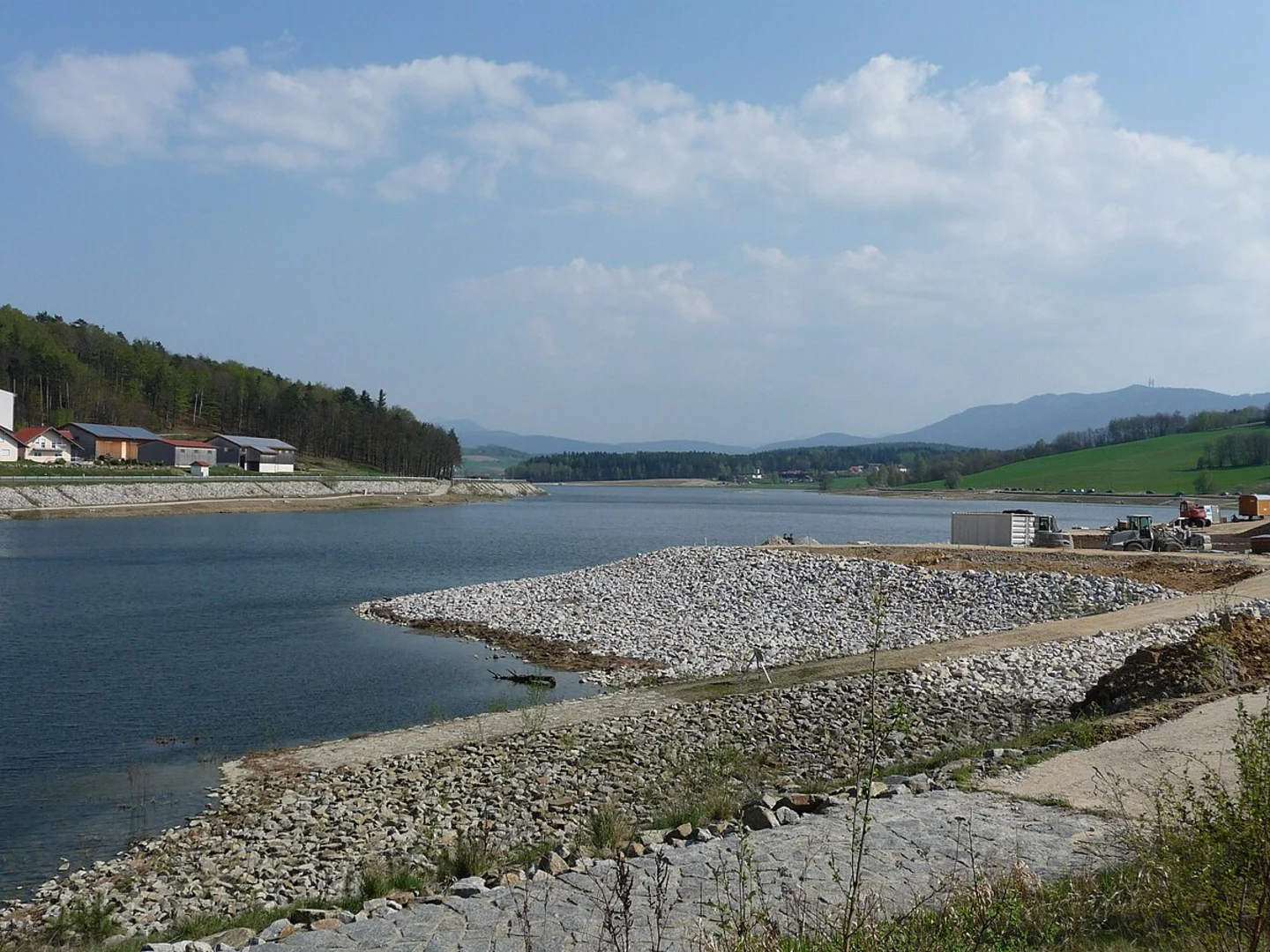 An image depicting the trail Drachensee Short Loop via Fu02 Drachensee Rundweg and its surrounding area.