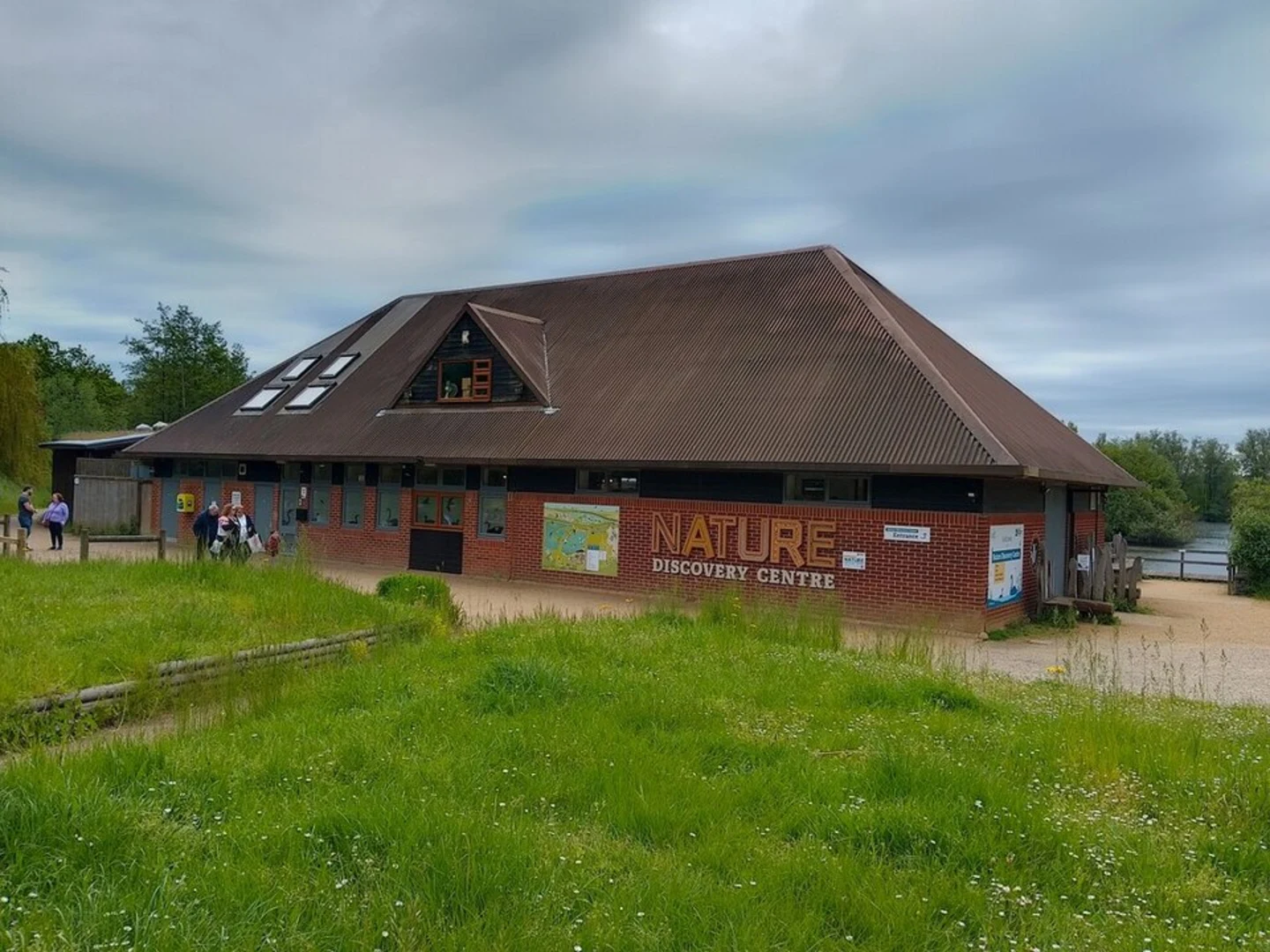 An image depicting the trail Thatcham Discovery Centre Loop and its surrounding area.