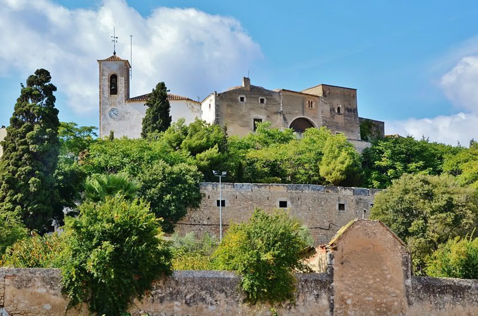 An image depicting the trail Canyelles - Pla de les Palmeres PR C 143 - 2 and its surrounding area.