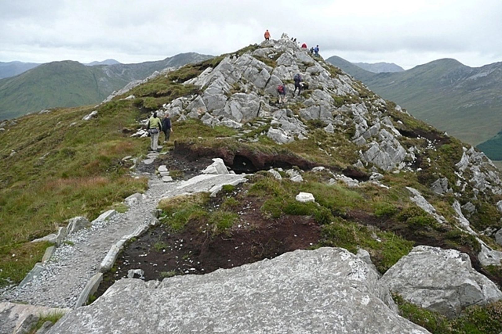 An image depicting the trail Binn Ghuaire Loop and its surrounding area.