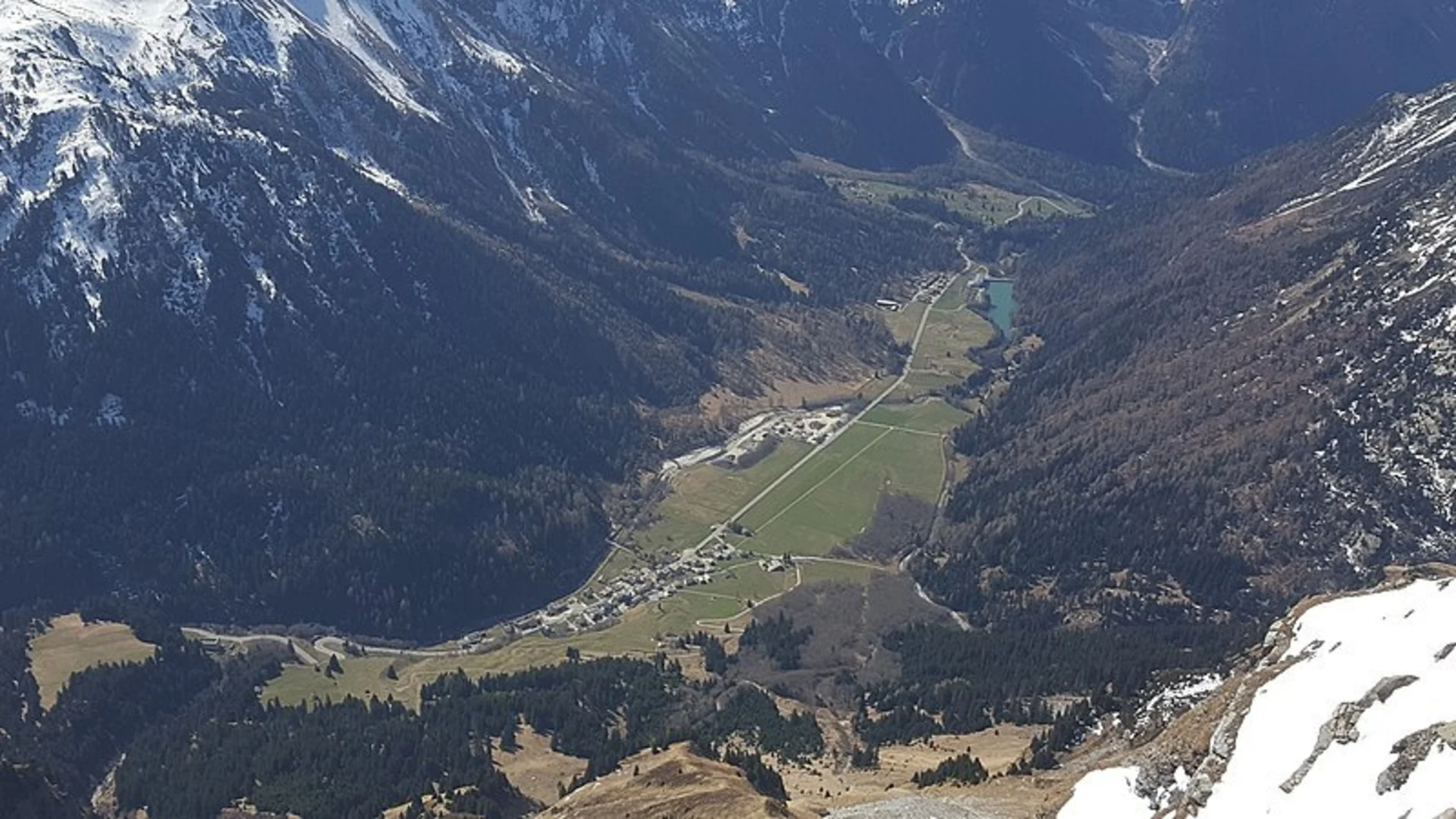 An image depicting the trail Via Panoramica Val Bregaglia and its surrounding area.