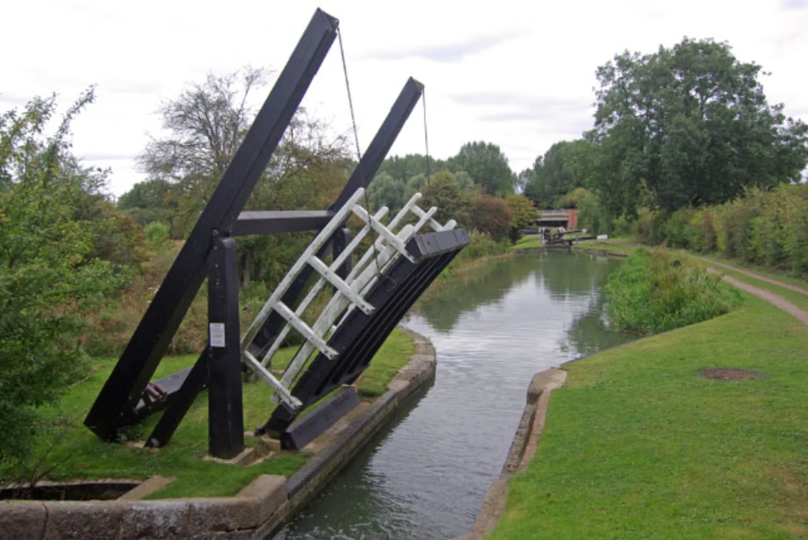 An image depicting the trail Grand Union Canal and Rothersthorpe Loop and its surrounding area.