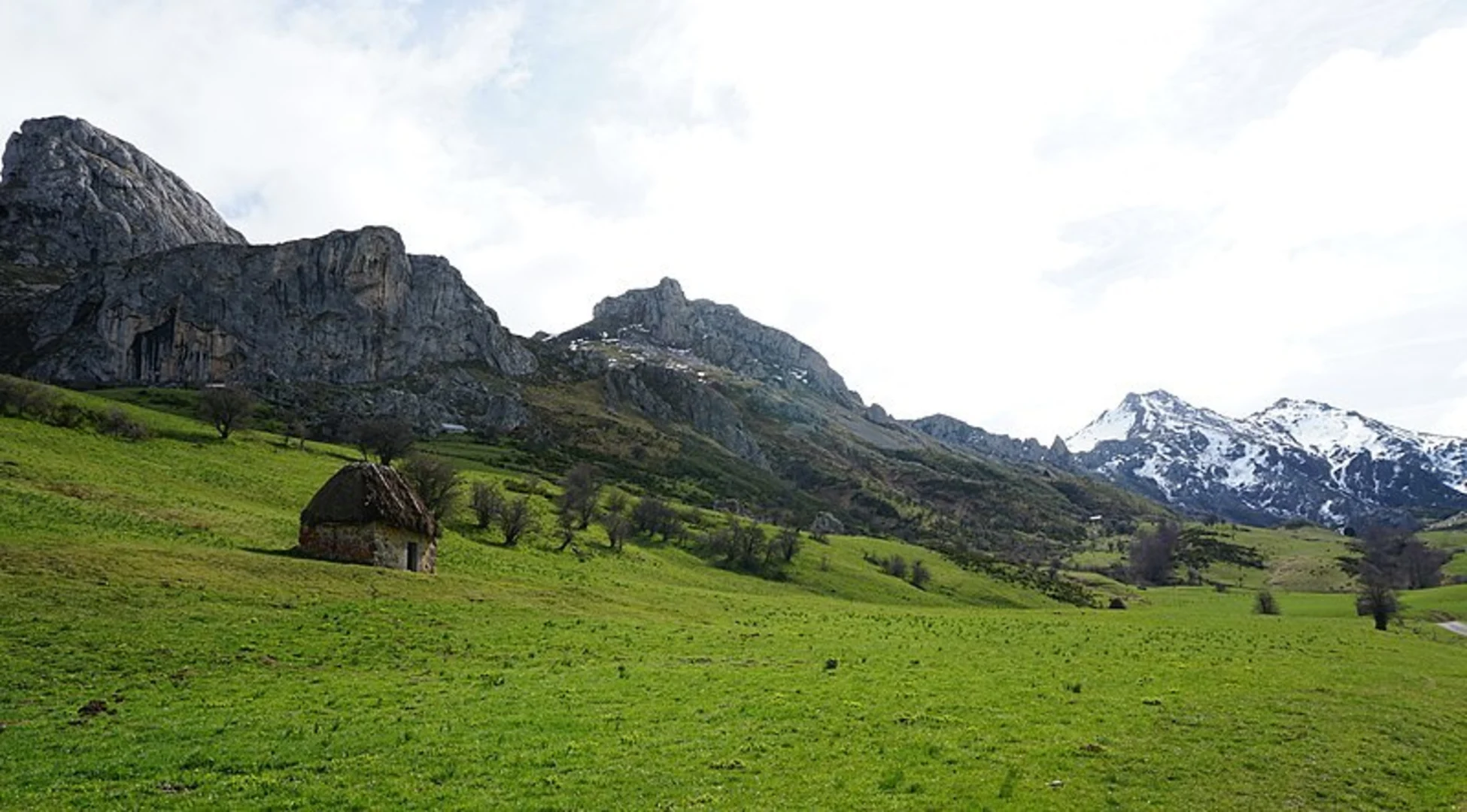 An image depicting the trail Puerto de Somiedo - Valle de Lago Route and its surrounding area.