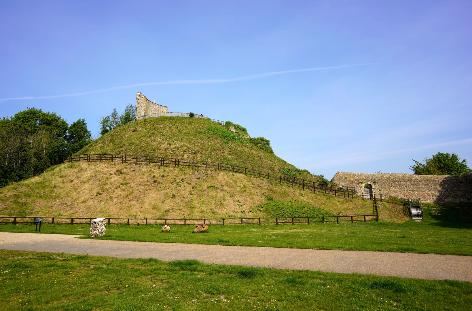 An image depicting the trail Pentlow Hill and Clare Castle Park Loop and its surrounding area.