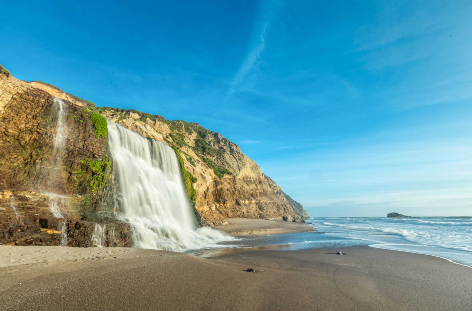 An image depicting the trail Alamere Falls via Coast Trail and its surrounding area.