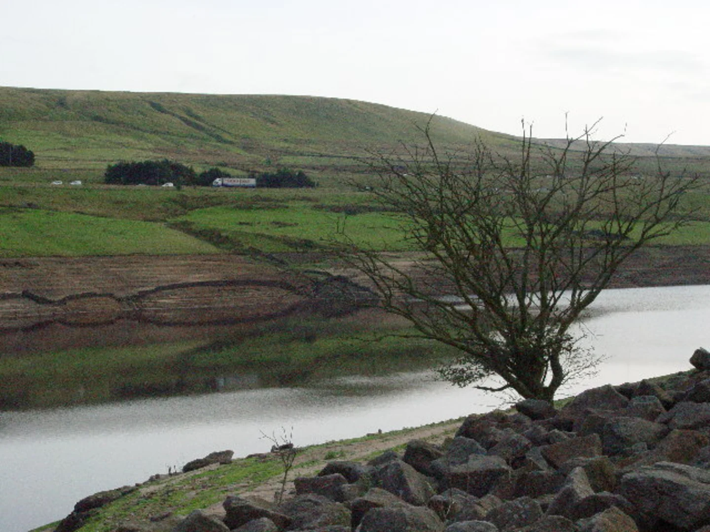 An image depicting the trail Booth Wood Reservoir Walk and its surrounding area.