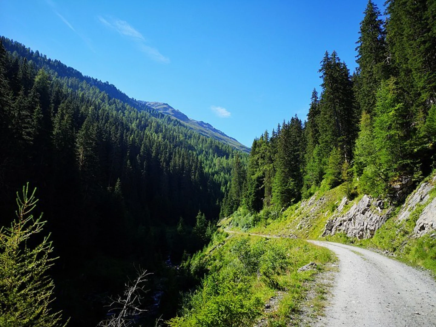 An image depicting the trail Chemin des villages et hameaux d'Entremont and its surrounding area.