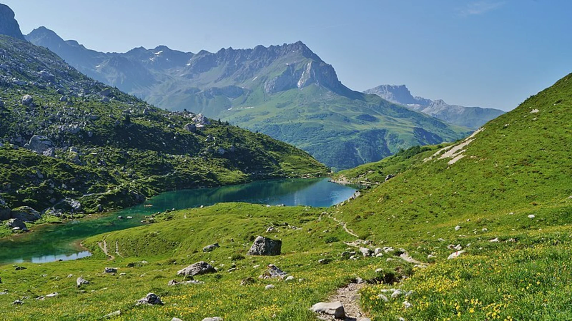 An image depicting the trail Lake Partnun Loop and its surrounding area.