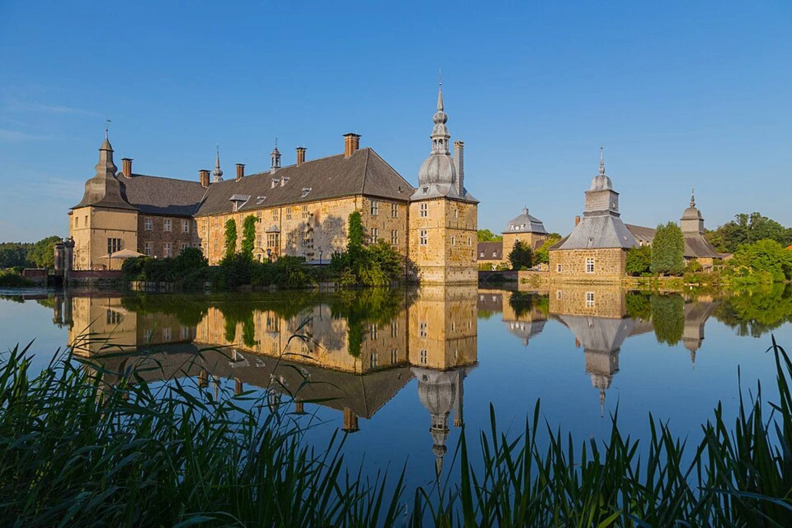 An image depicting the trail Schloss Lembeck and Der Hagen Loop and its surrounding area.