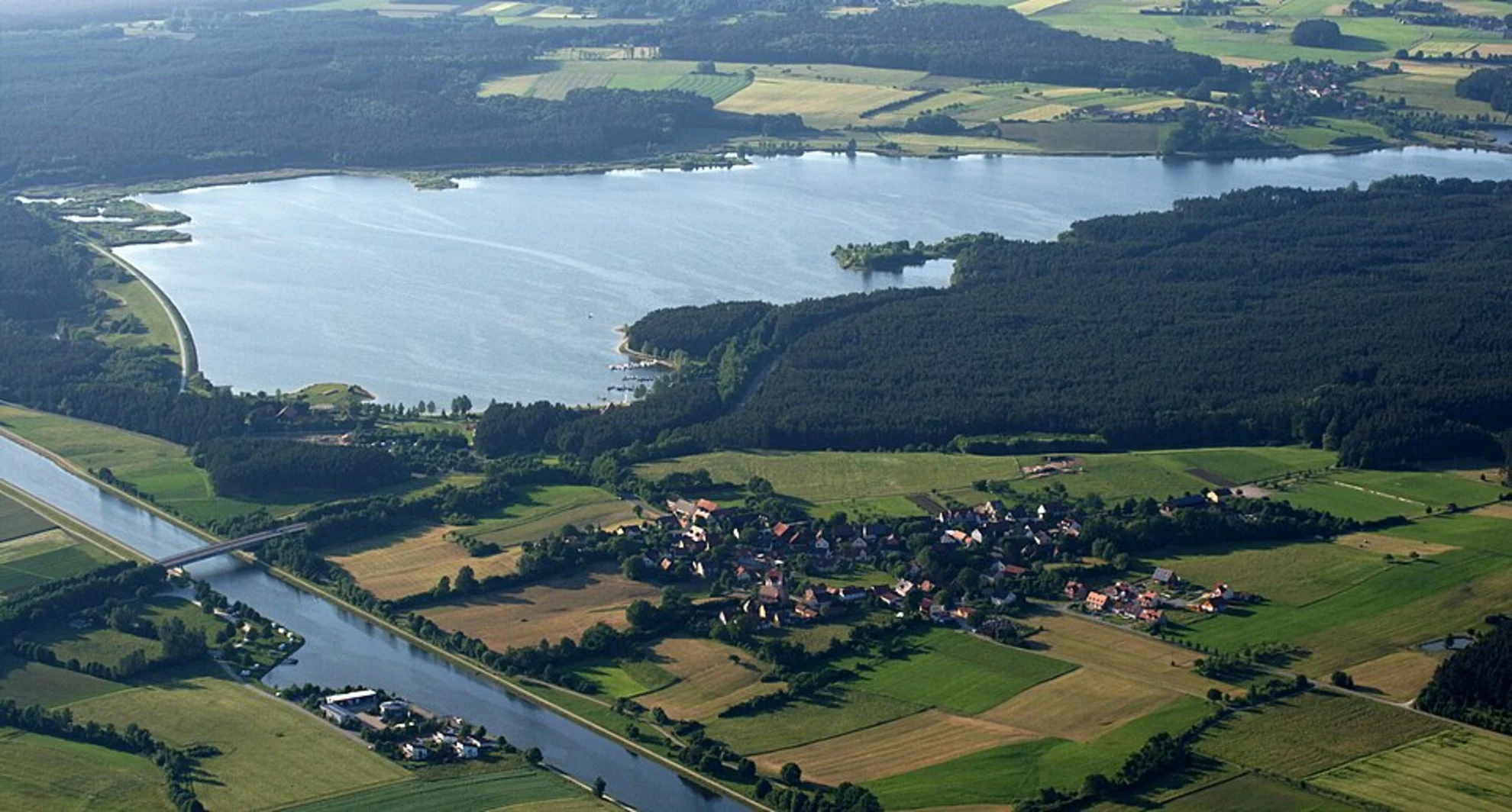 An image depicting the trail Rothsee via Rothsee Rundweg and its surrounding area.