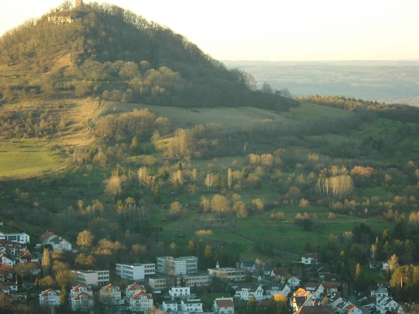 An image depicting the trail Achalm via Stichweg Achalm and its surrounding area.