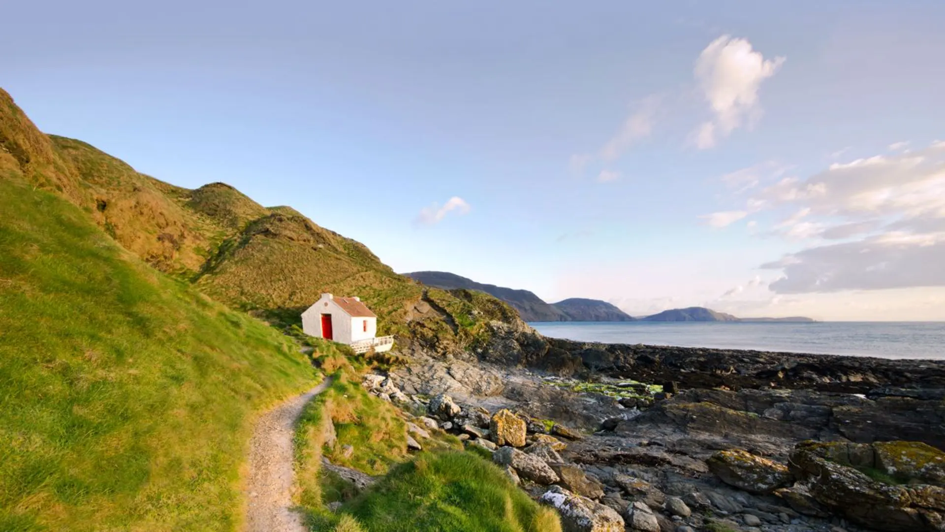 An image depicting the trail Raad Ny Foillan - Isle of Man Coastal Path and its surrounding area.