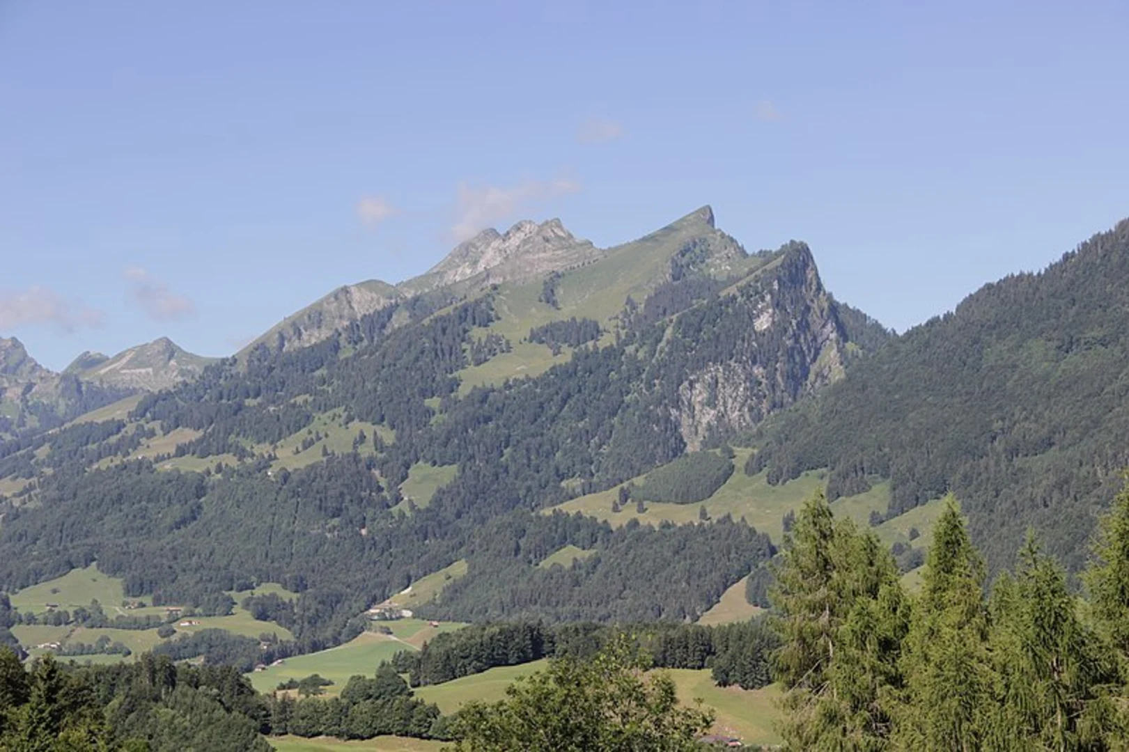 An image depicting the trail Sentier Panoramique des Paccots and its surrounding area.