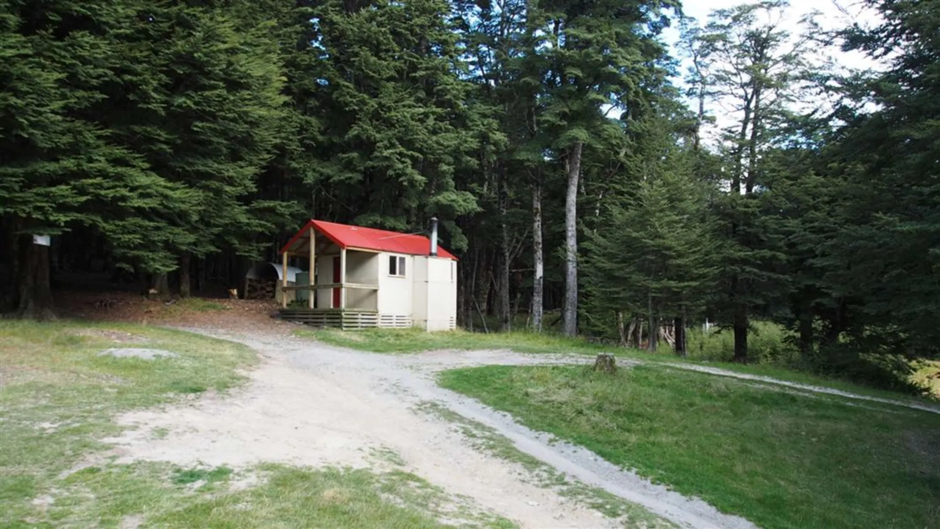 An image depicting the trail Top Dingle Hut Track and its surrounding area.