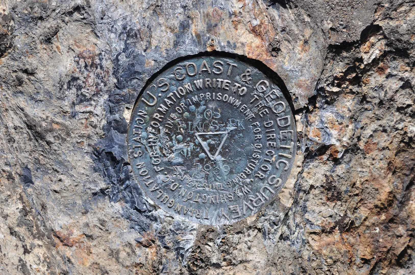 An image depicting the trail Los Pinos Peak from North Main Divide Road and its surrounding area.