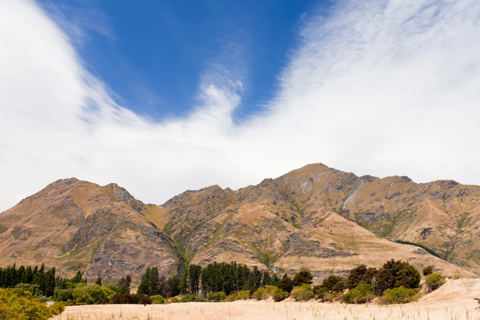 An image depicting the trail Roys Peak Track and its surrounding area.