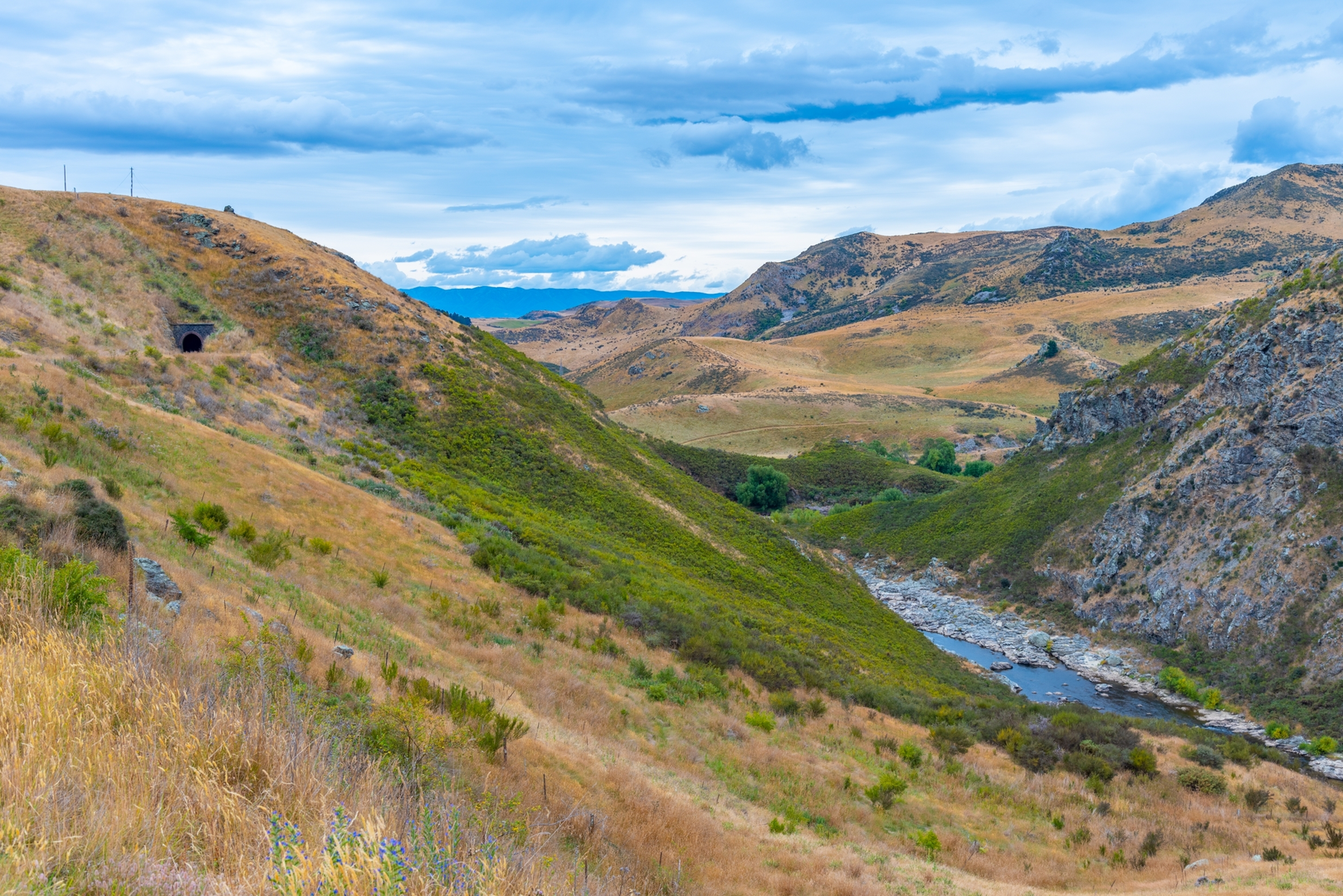 An image depicting the trail Taieri River Track and its surrounding area.