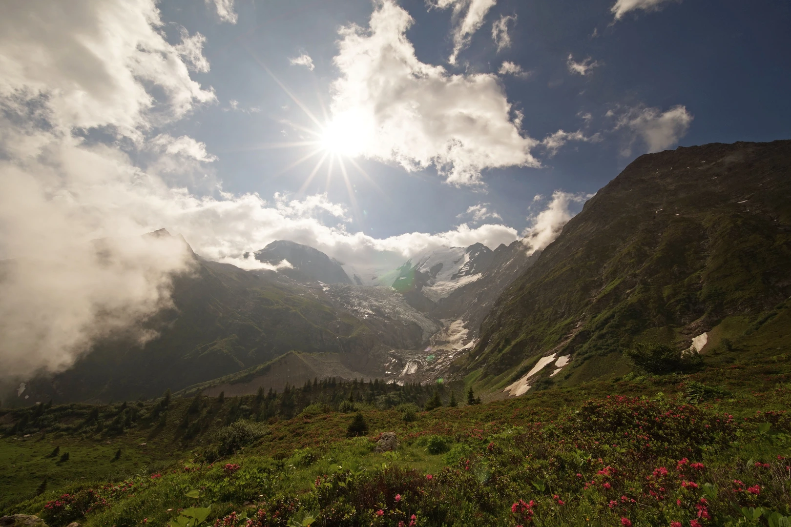 An image depicting the trail Col De Tricot and its surrounding area.