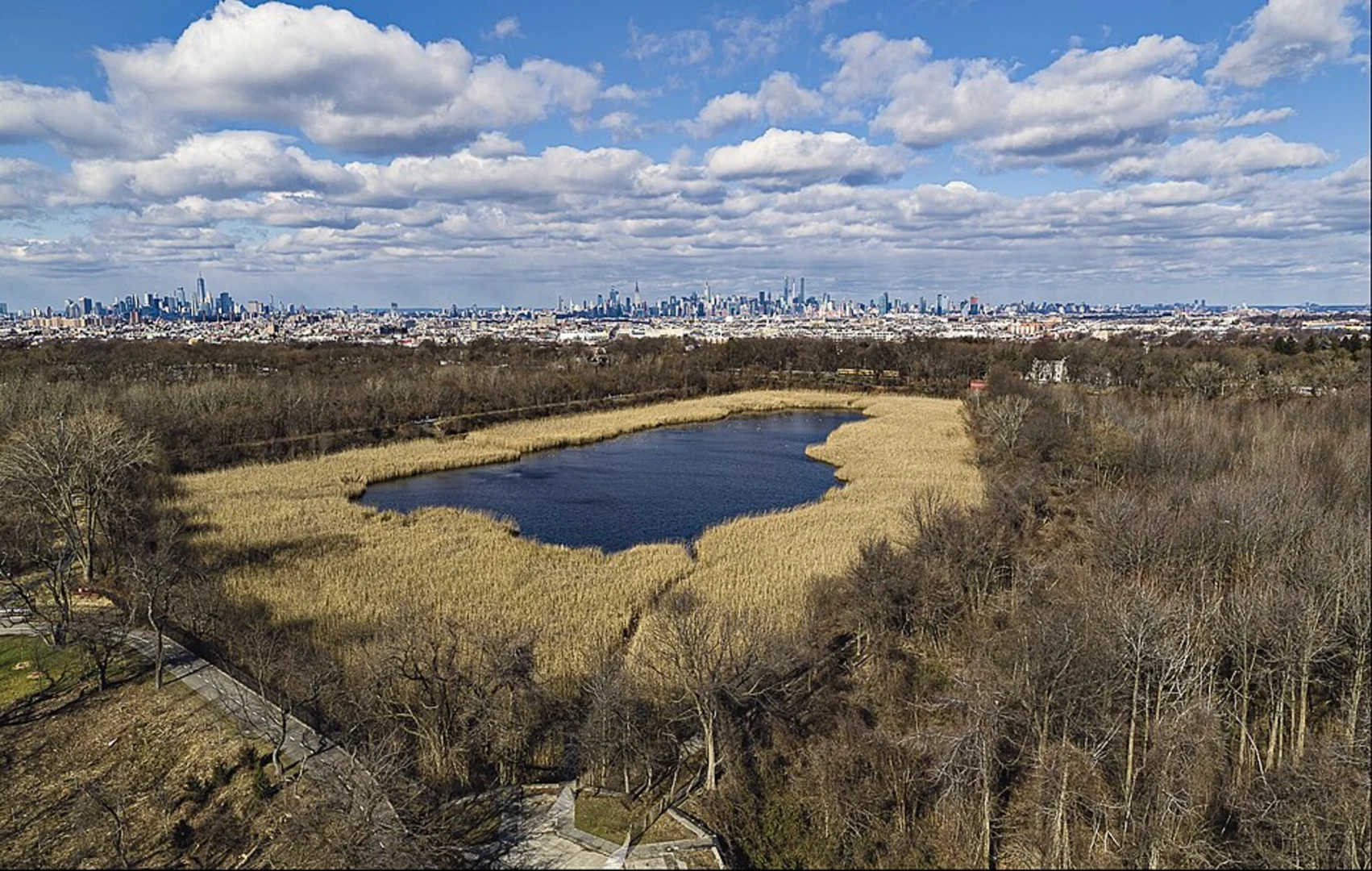 An image depicting the trail Ridgewood Reservoir Loop and its surrounding area.