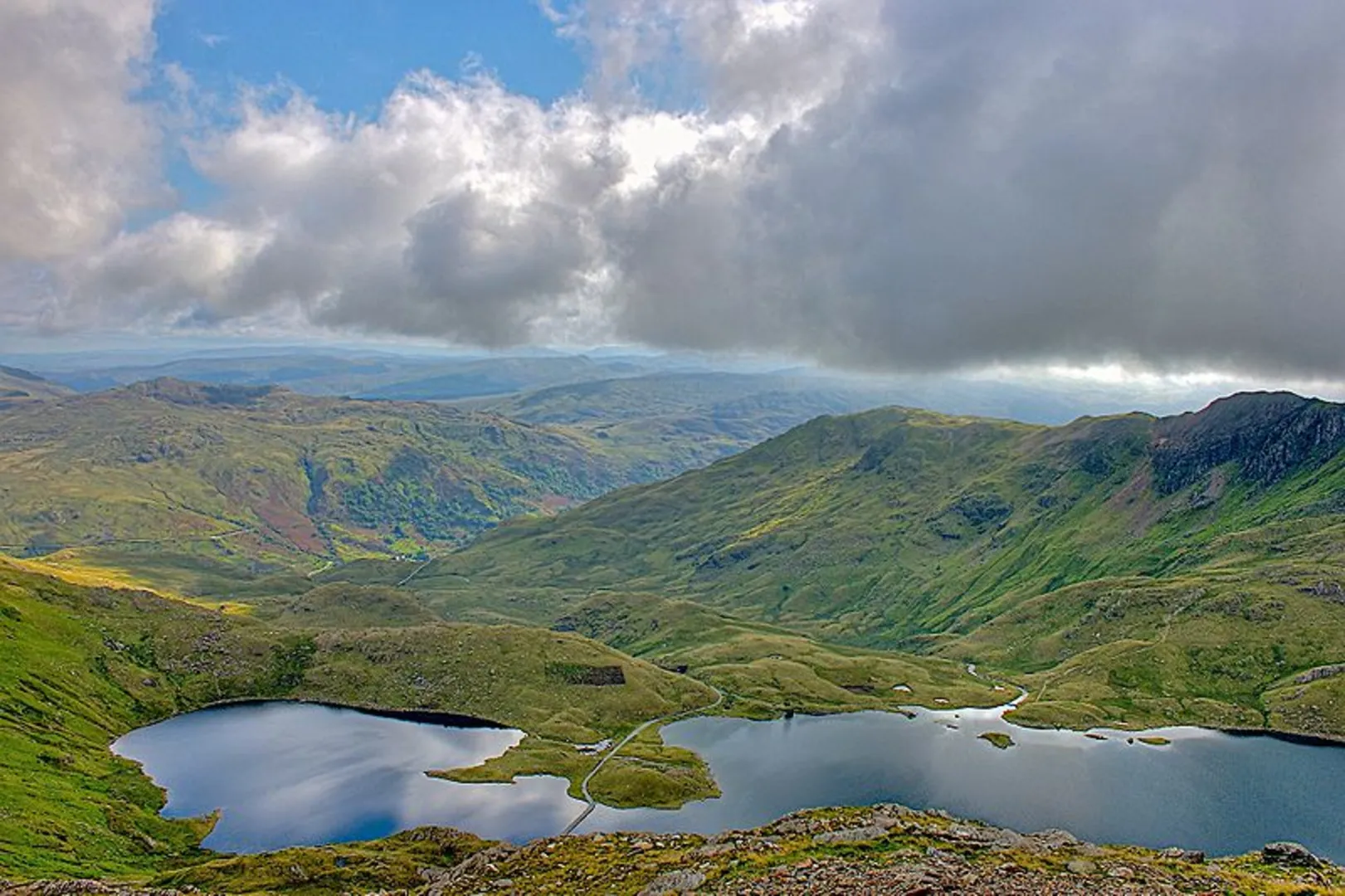An image depicting the trail Snowdon via Watkin Path and Rhyd Ddu Path and its surrounding area.