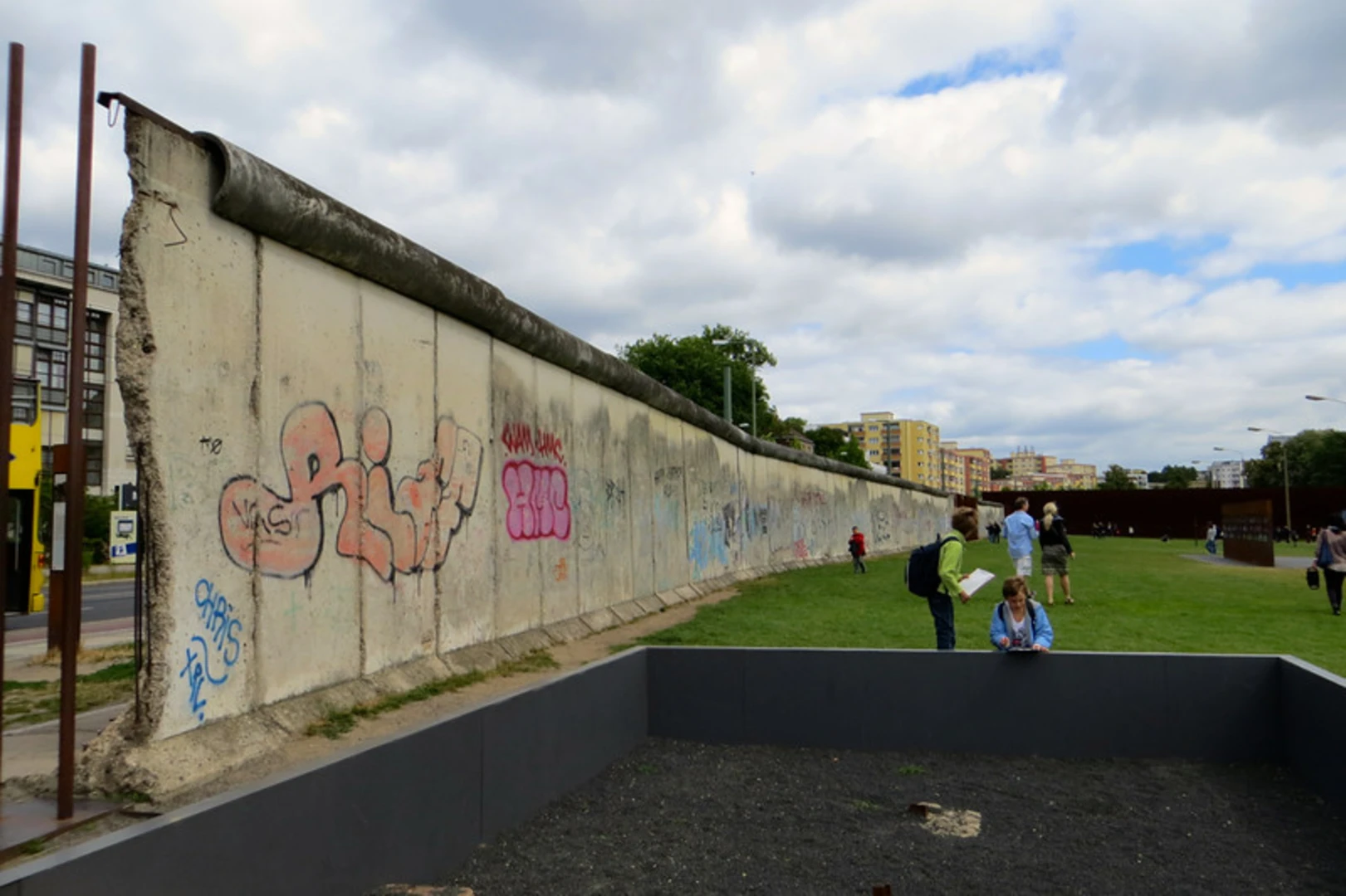 An image depicting the trail Berlin Wall Memorial via Luebarser Weg and its surrounding area.