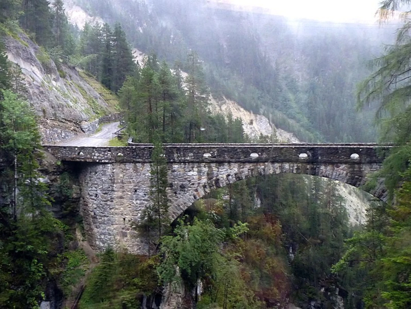 An image depicting the trail Alter Zügenweg and its surrounding area.