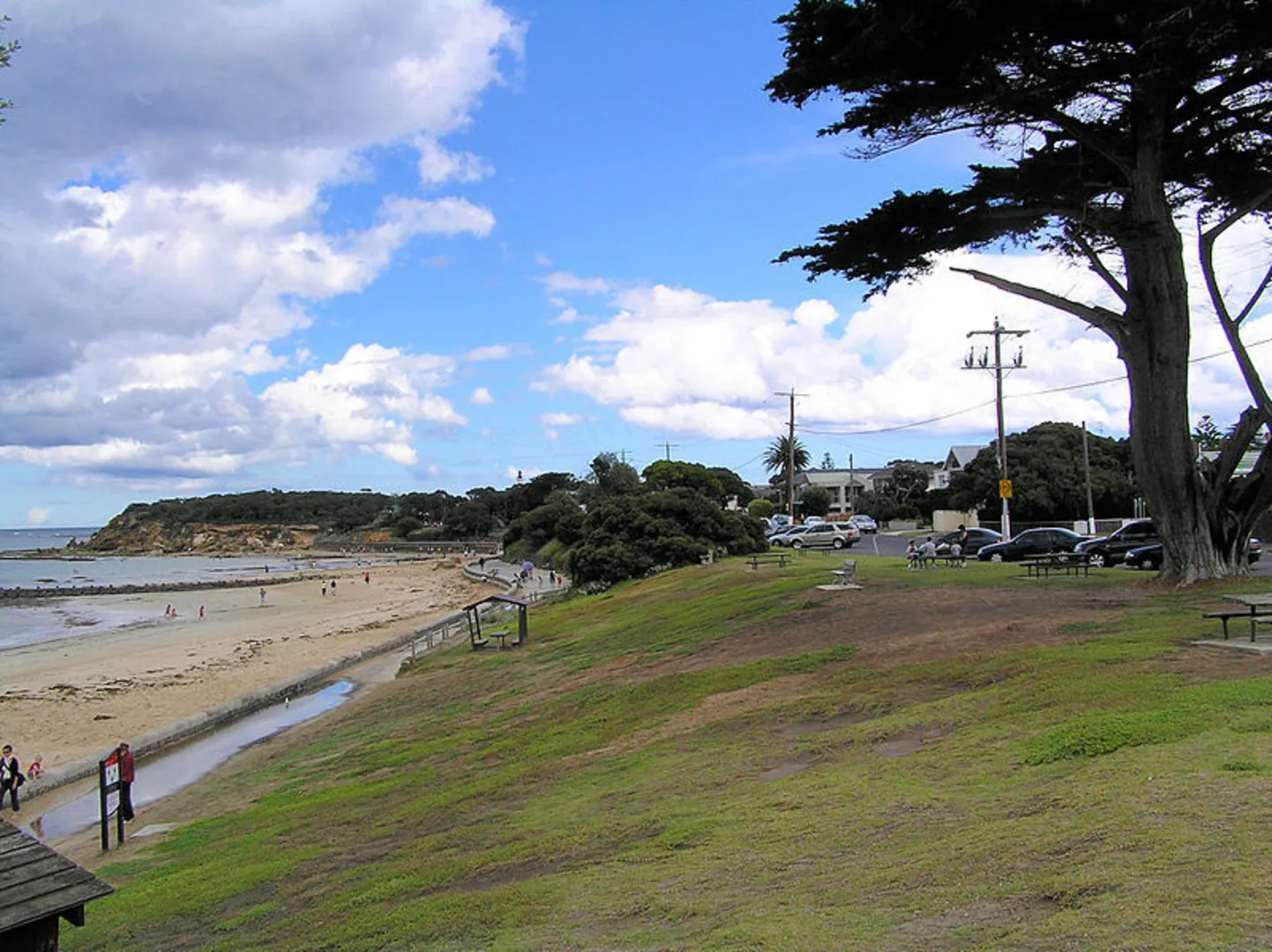 An image depicting the trail Point Lonsdale to Queenscliff Beach Walk and its surrounding area.