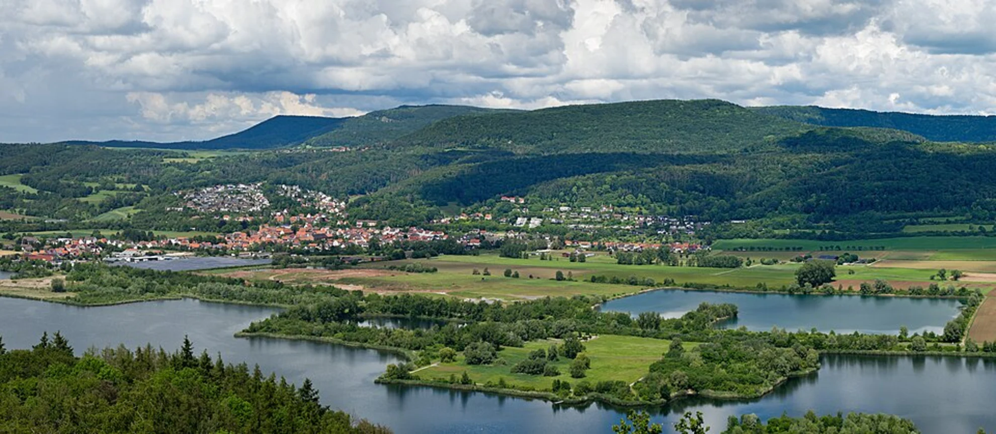 An image depicting the trail Hirtenweg and Katzenbühlweg Loop and its surrounding area.