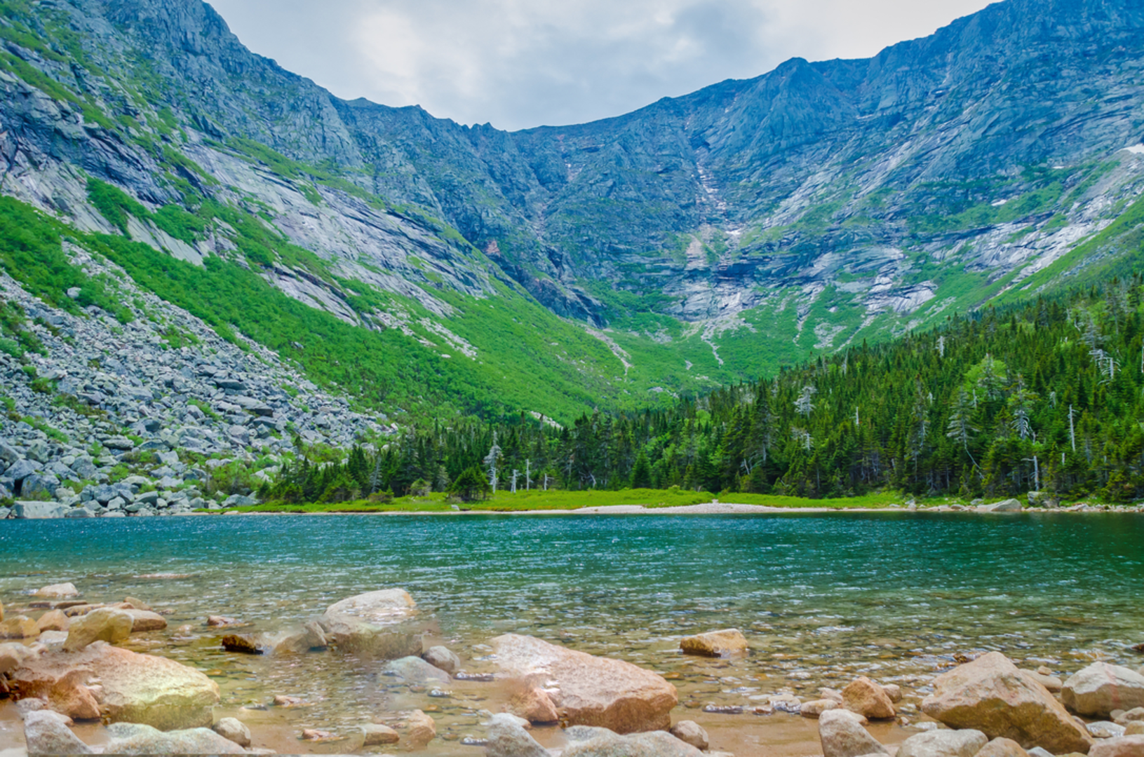 An image depicting the trail Helon Taylor Trail and Chimney Pond Trail Loop and its surrounding area.