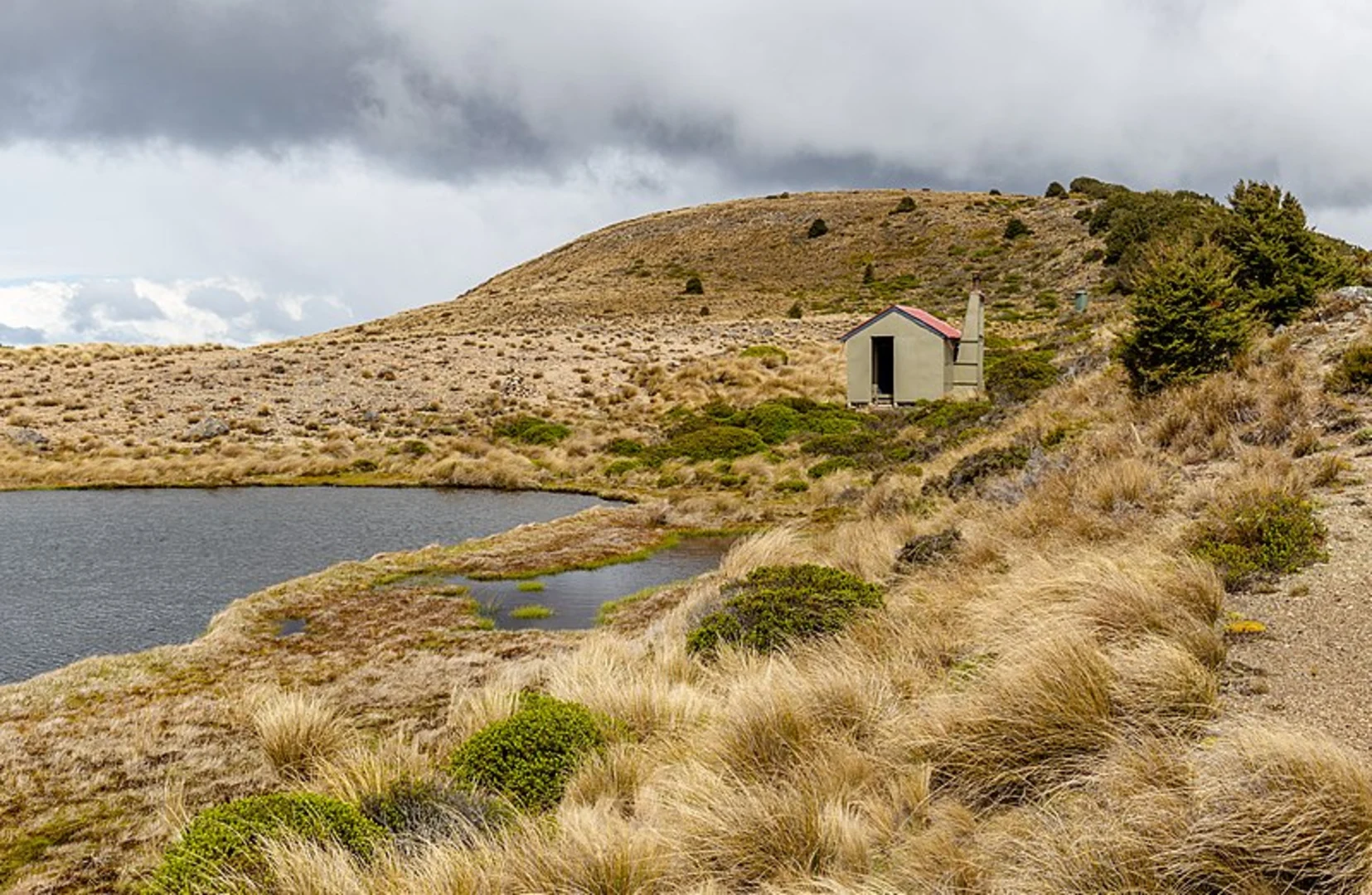 An image depicting the trail Lees Valley Road to Tarn Hut via Lillburn Route and its surrounding area.