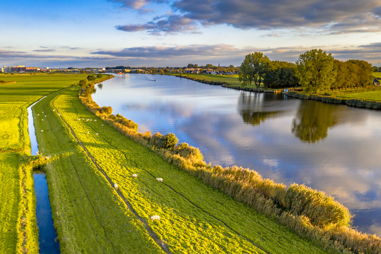 An image depicting the trail Kostverlorenstreng via Christoffelpad and Zwartewaterklooster Weg and its surrounding area.