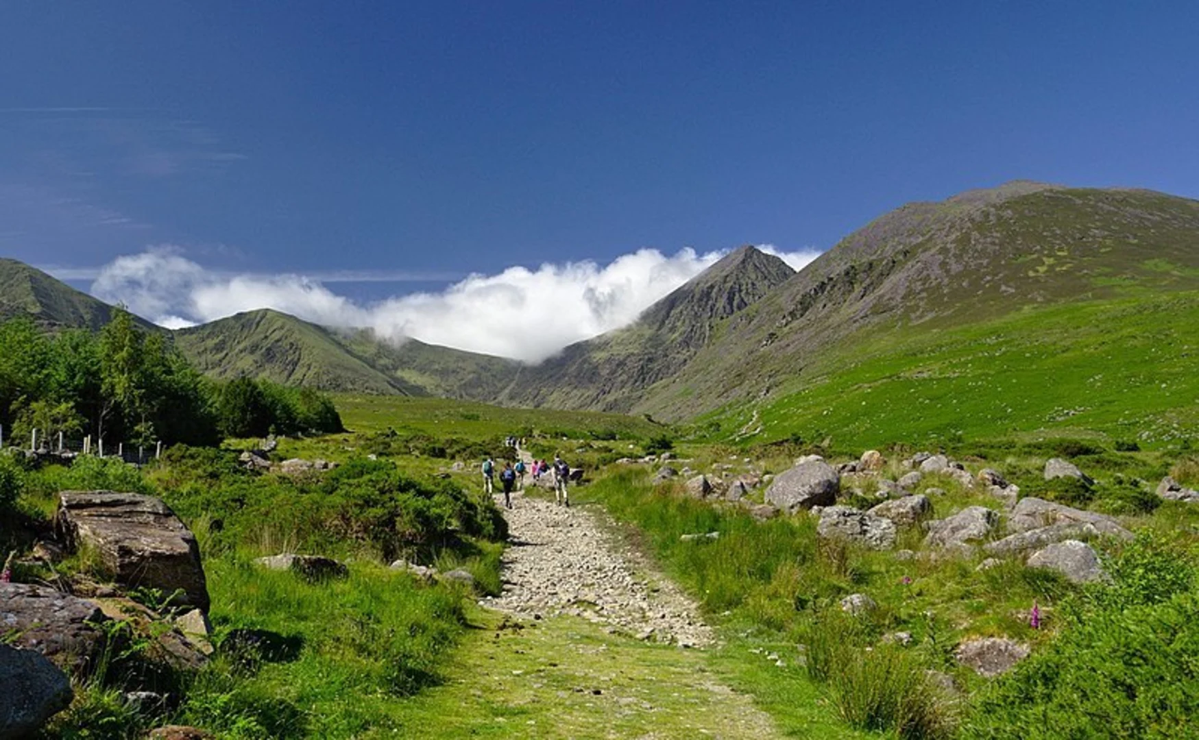 An image depicting the trail Caher, Carrauntoohil and Cnoc an Chuillinn Mountain and its surrounding area.