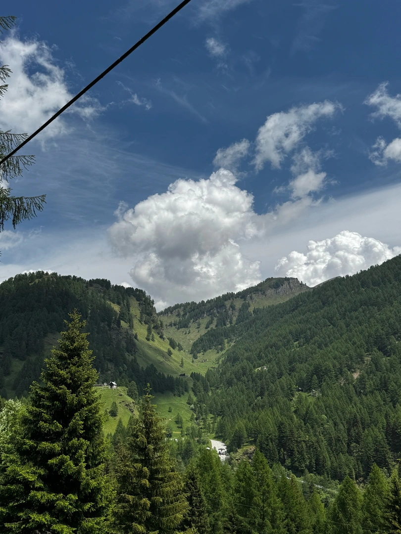 An image depicting the trail Parcheggio sbarra per Esigo - Alpe Devero and its surrounding area.