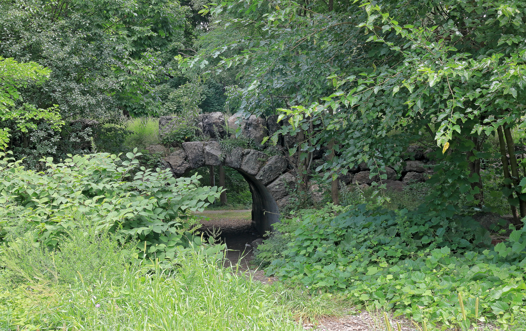 An image depicting the trail Southern England Trunkline Trail and its surrounding area.
