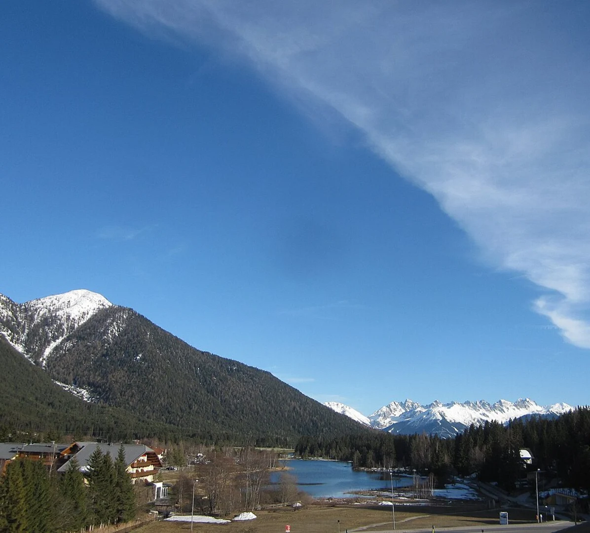 An image depicting the trail Maising, Auwinger Moos and Maisinger See Loop via Landstettener Weg and its surrounding area.