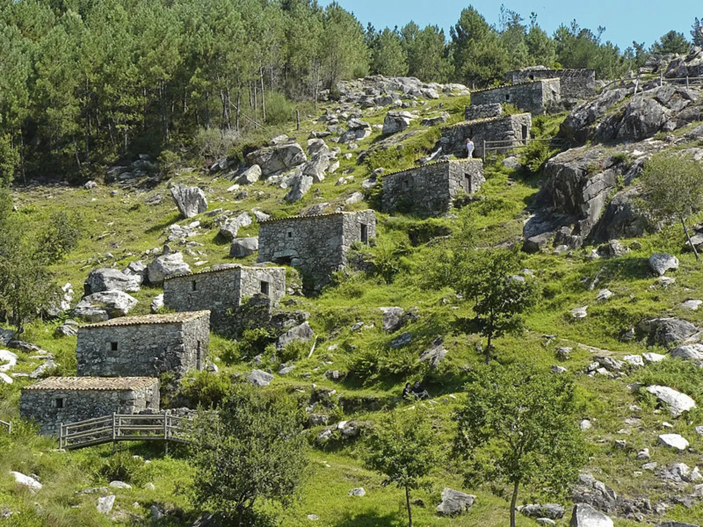 An image depicting the trail Rota dos Muíños do Folón and do Picón PR G 94 and its surrounding area.