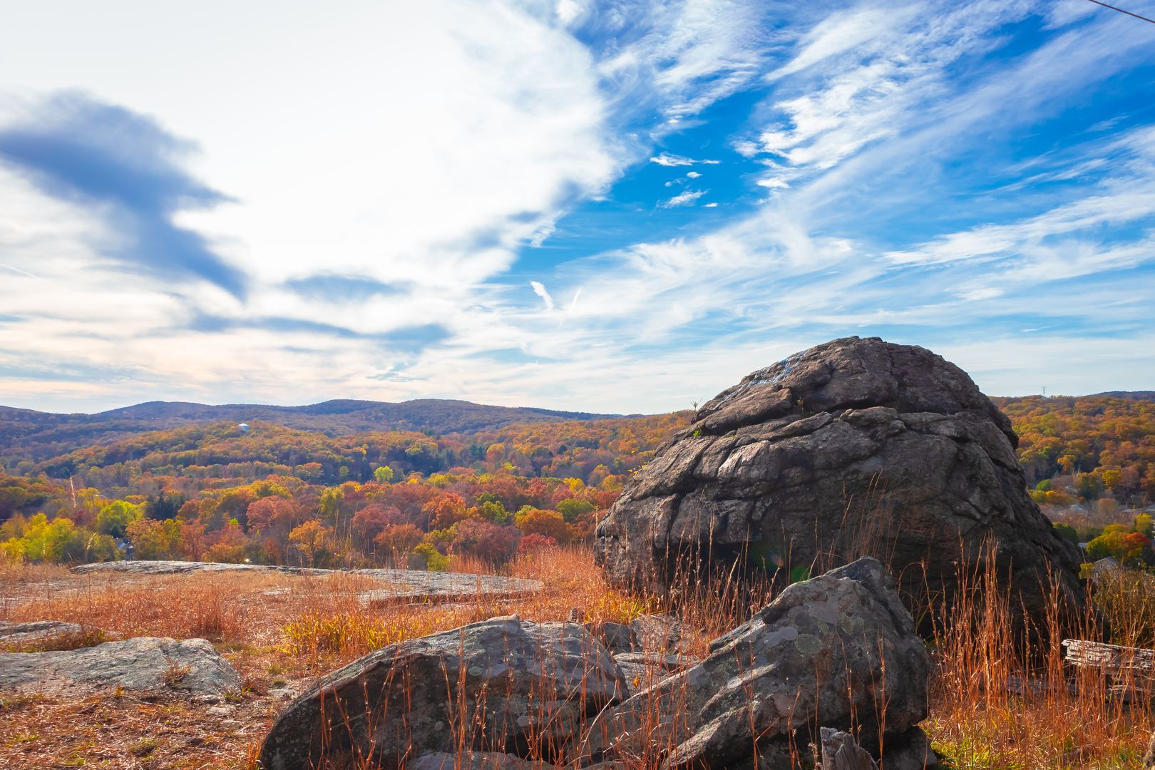 An image depicting the trail Suffern to Tuxedo via Suffern Bear Mountain Trail and its surrounding area.