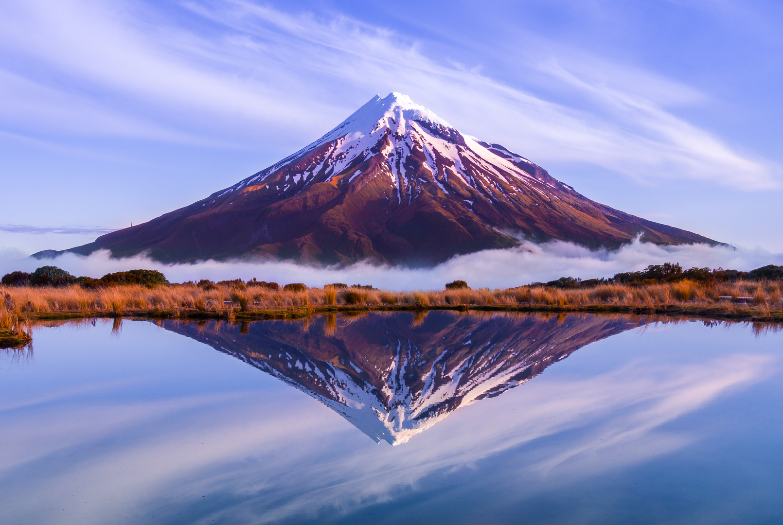 An image depicting the trail Taranaki Summit and Pouakai Loop and its surrounding area.