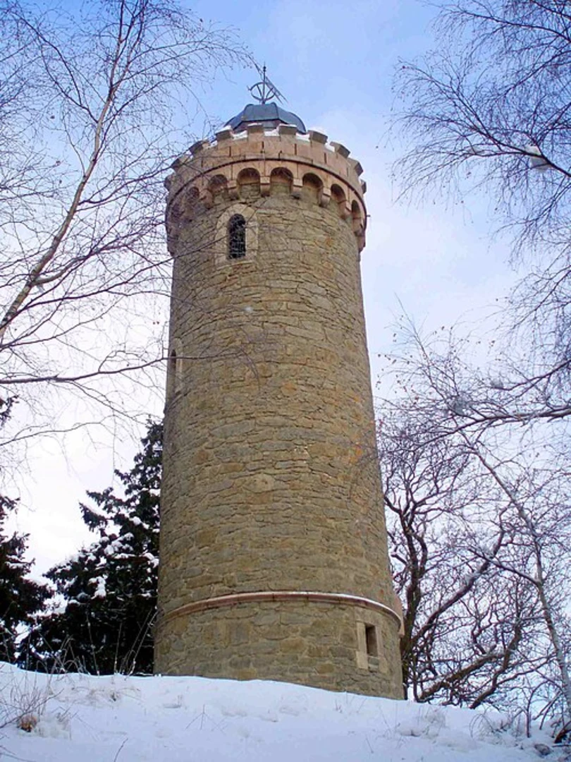 An image depicting the trail Kaiser Tower and Sangerbank Loop via Wernigerode Schmiedeberg Runde and its surrounding area.