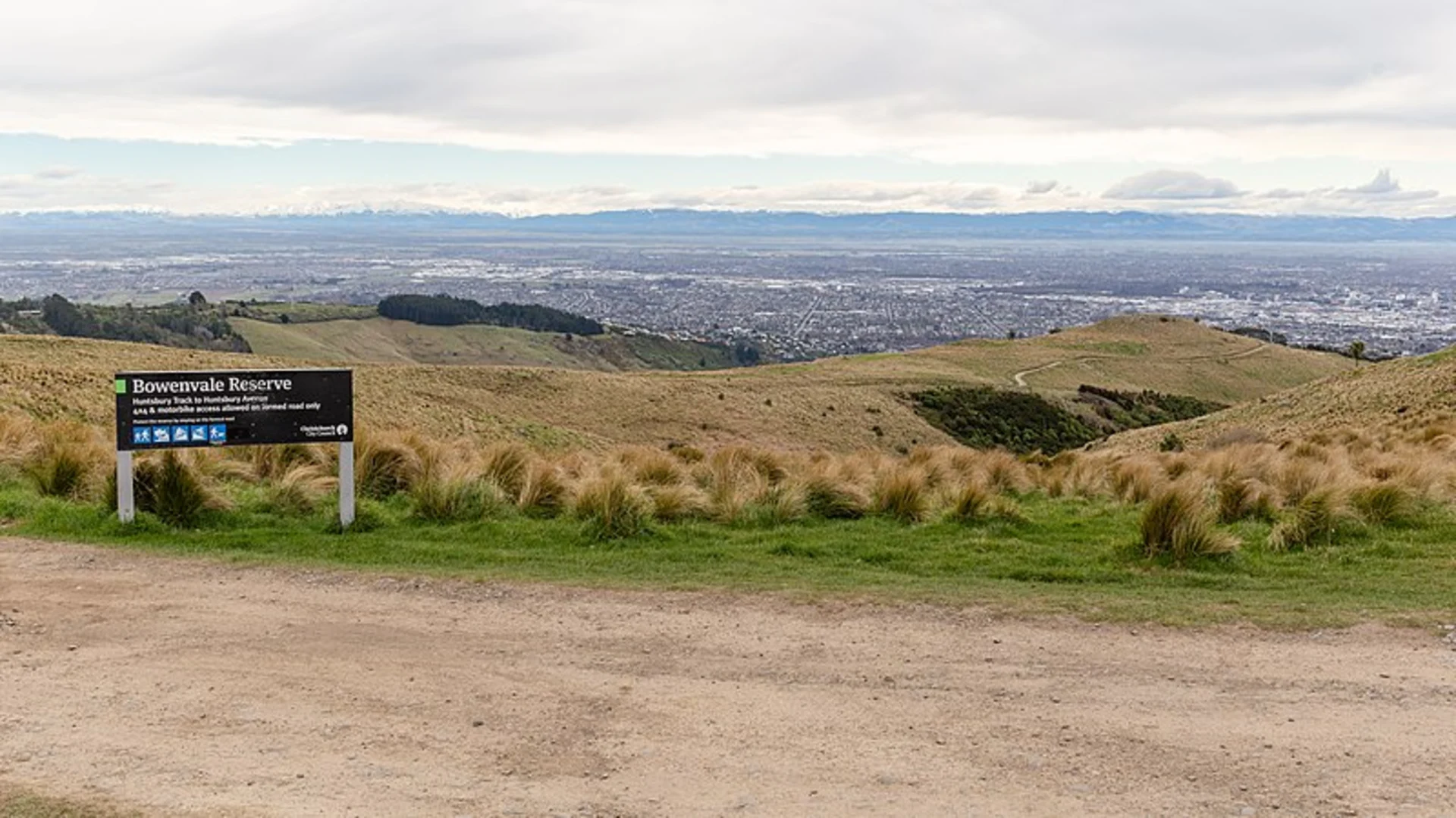 An image depicting the trail Port Hills Loop and its surrounding area.