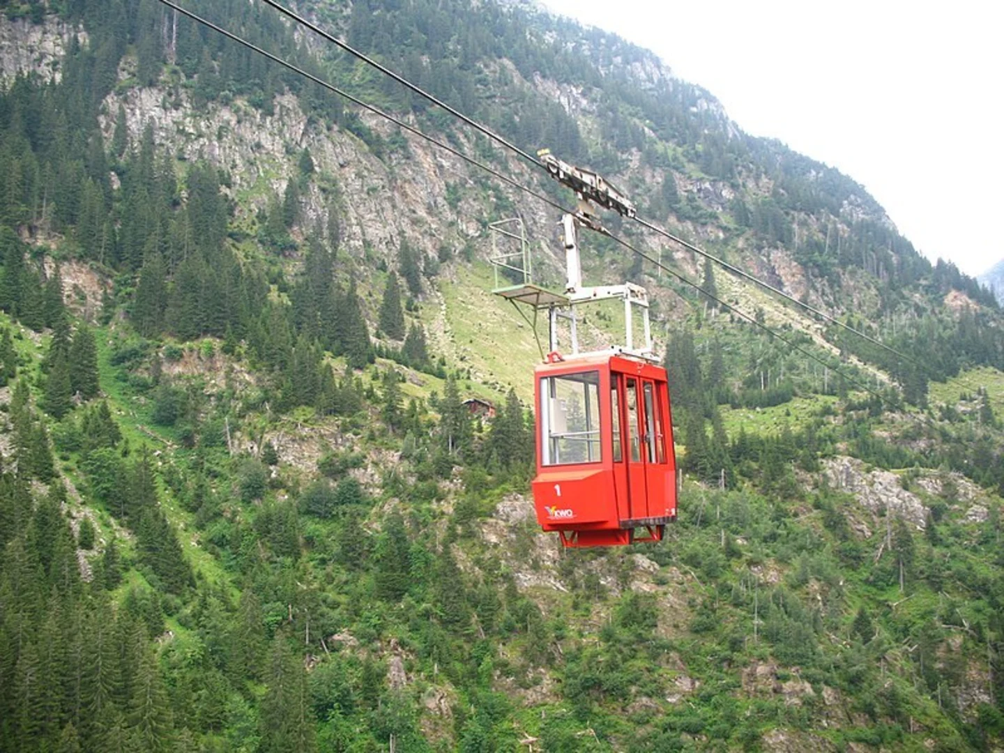 An image depicting the trail Magnificent mountain arena at the Trift and its surrounding area.