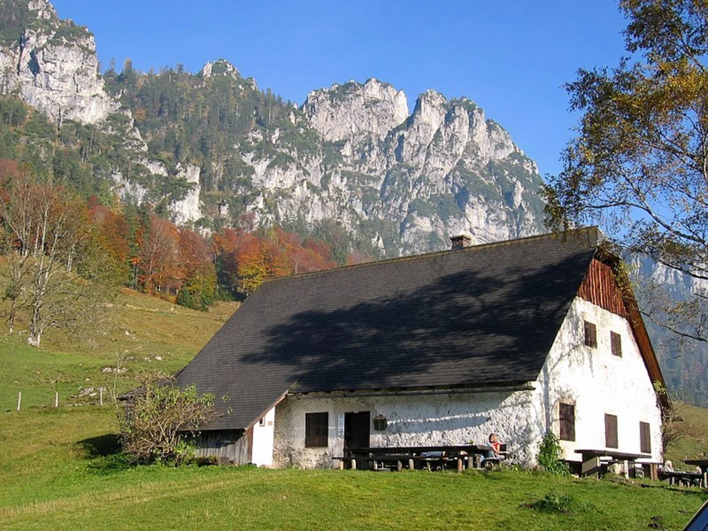 An image depicting the trail Rumplmayrsteig and its surrounding area.