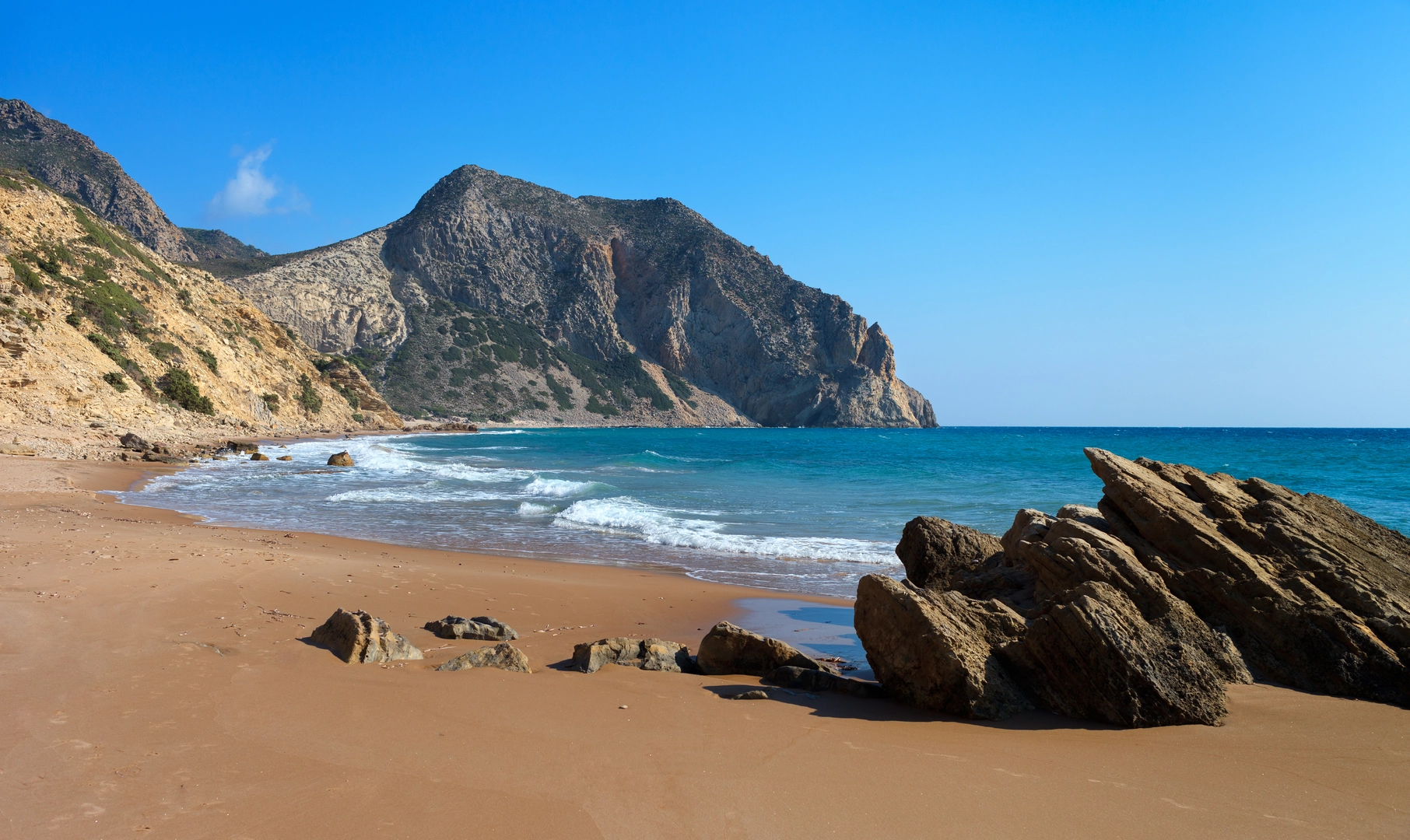 An image depicting the trail Cavo Paradise Beach Loop and its surrounding area.