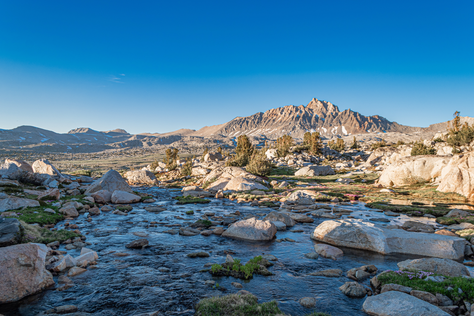 An image depicting the trail North Lake to Humphreys Basin Loop and its surrounding area.