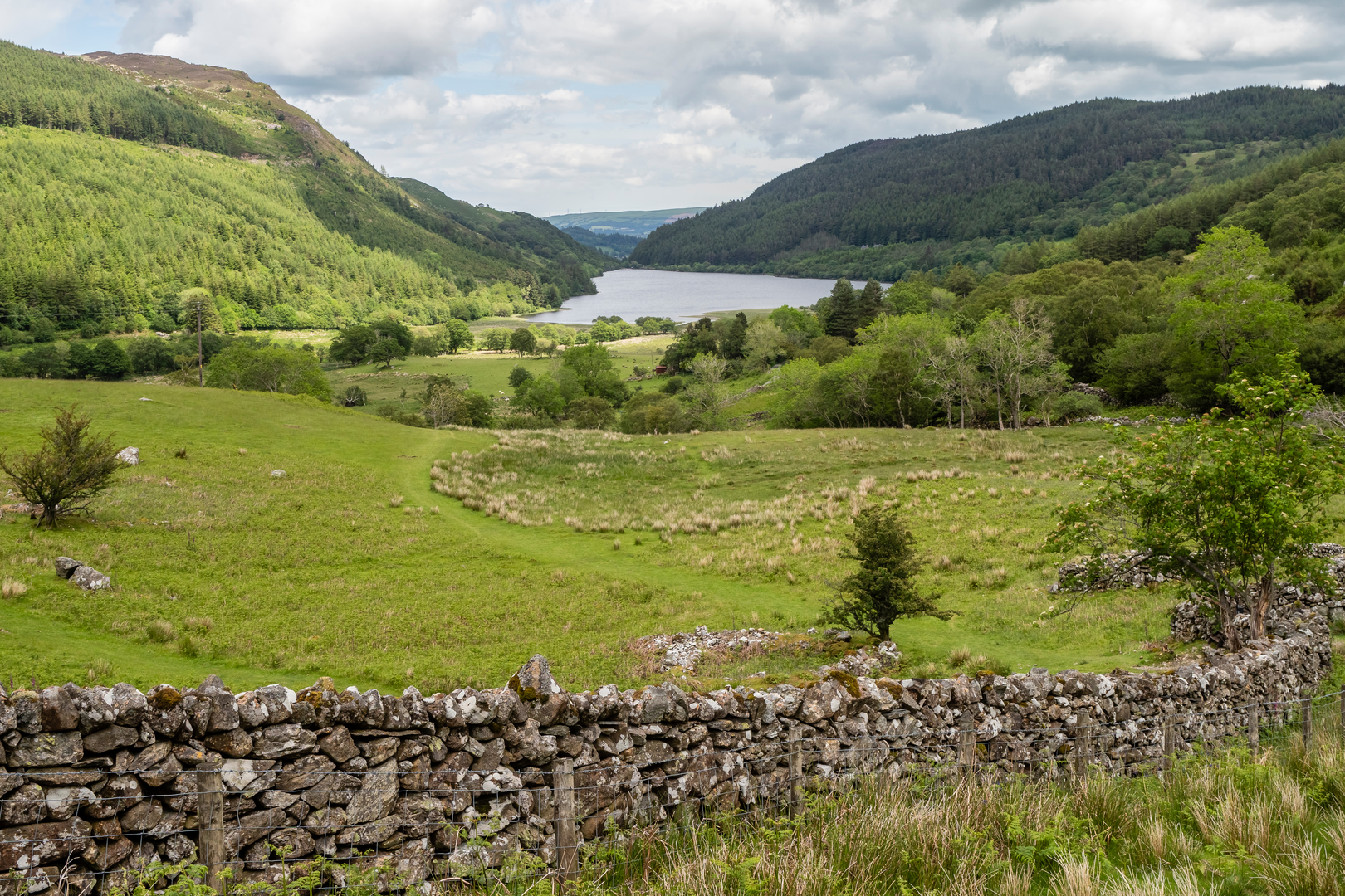 An image depicting the trail Creigiau Gleision and Llyn Cowlyd from Capel Curig and its surrounding area.
