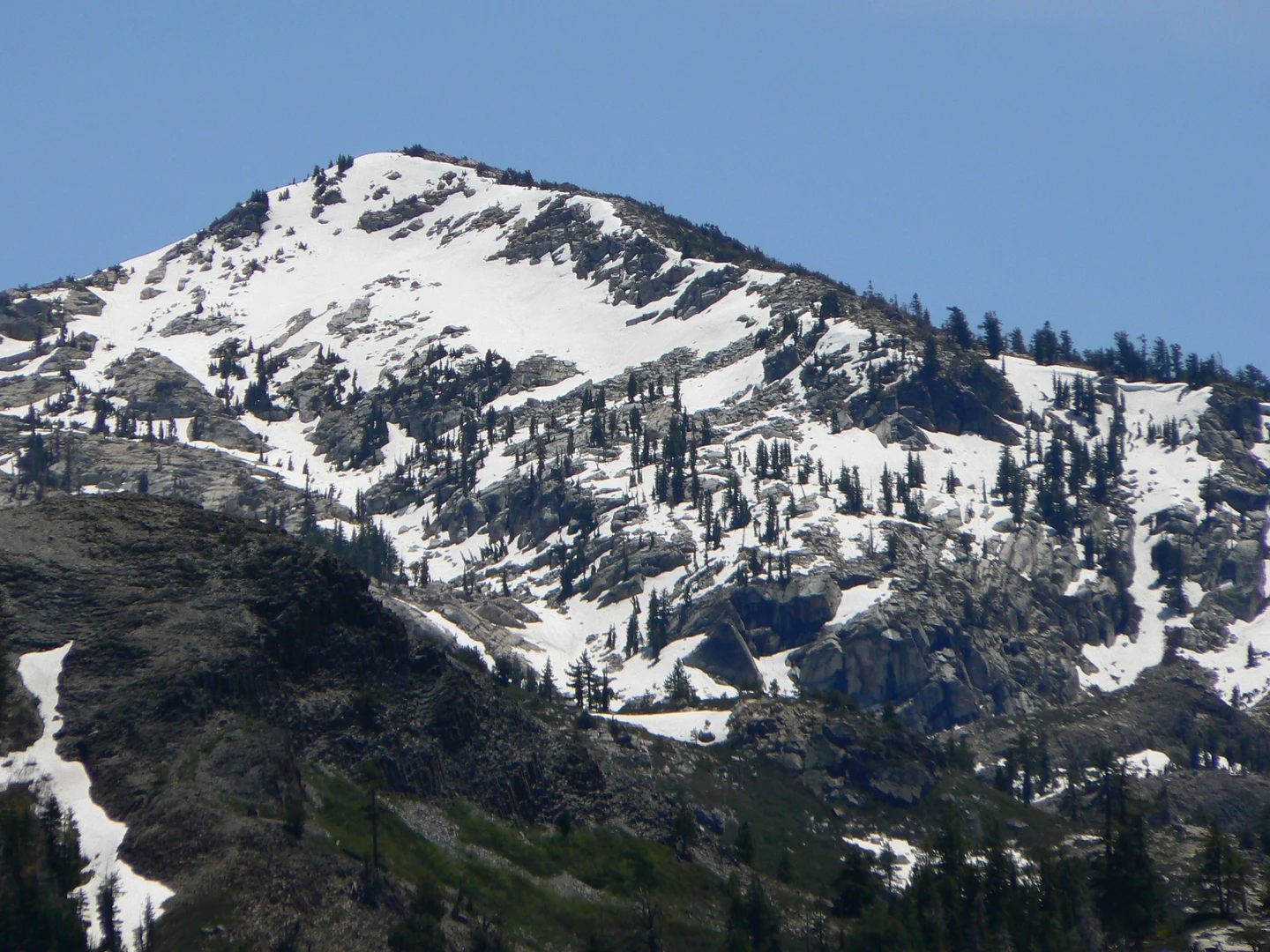 An image depicting the trail Forni Lake and Tells Peak via Highline Trail and its surrounding area.