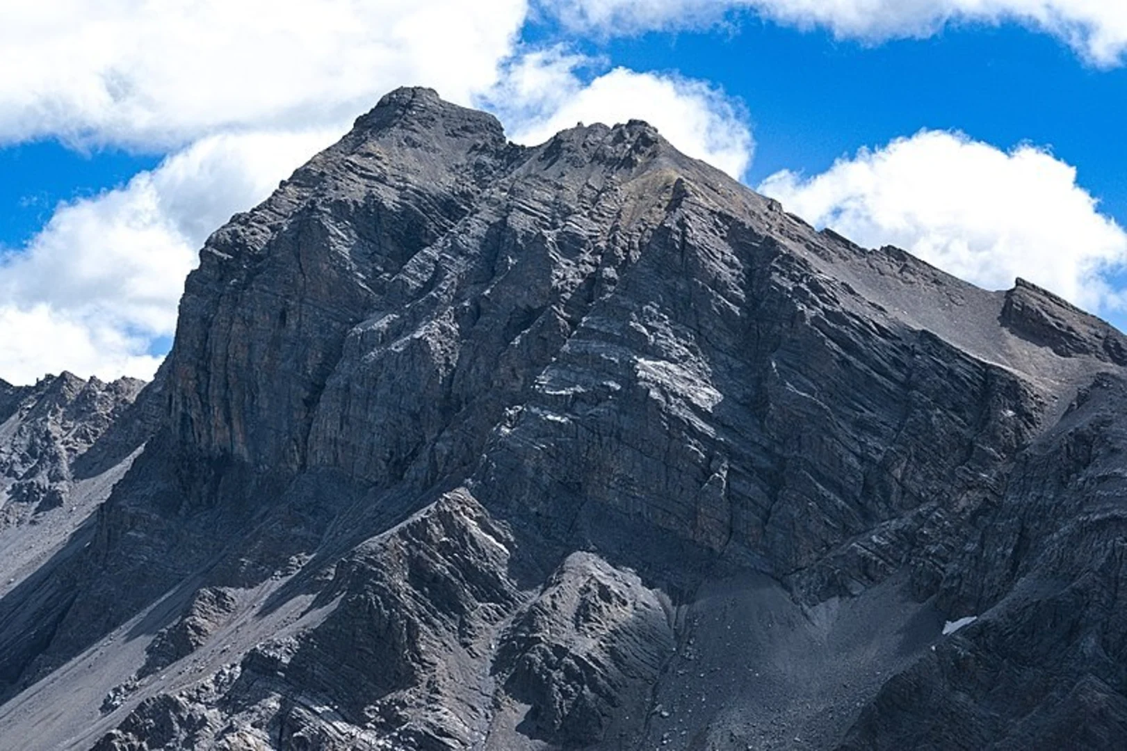 An image depicting the trail Graubünden Alps and its surrounding area.