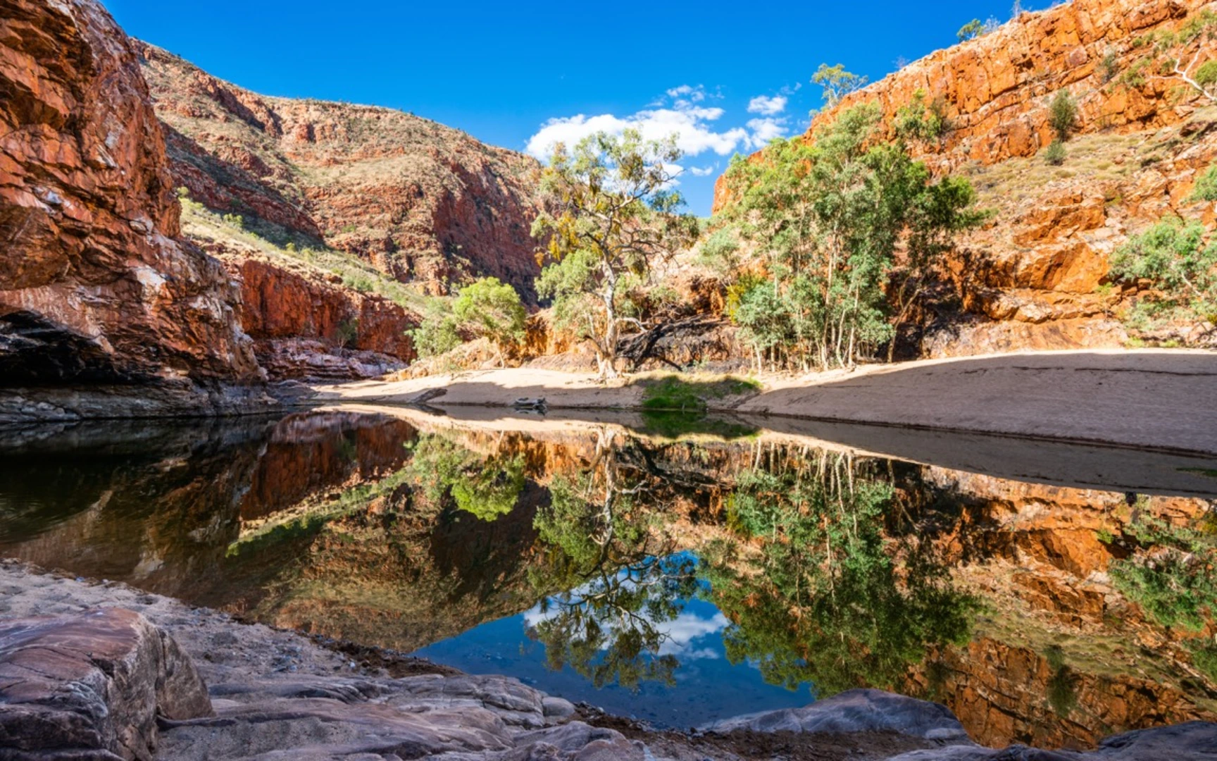 An image depicting the trail Larapinta Trail and its surrounding area.