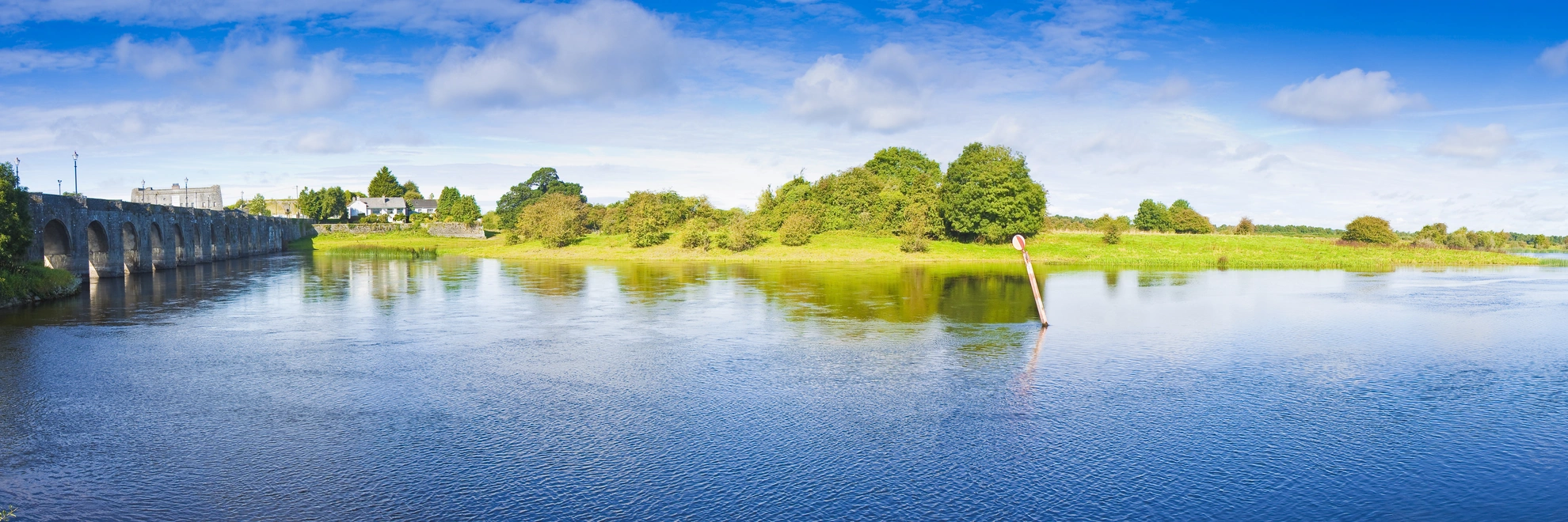 An image depicting the trail Shannonbridge - River Shannon Loop and its surrounding area.